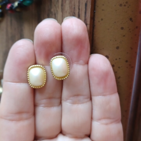 RICHELIEU PEARL EARRINGS  VINTAGE EXCELLENT CONDITION - Picture 1 of 2